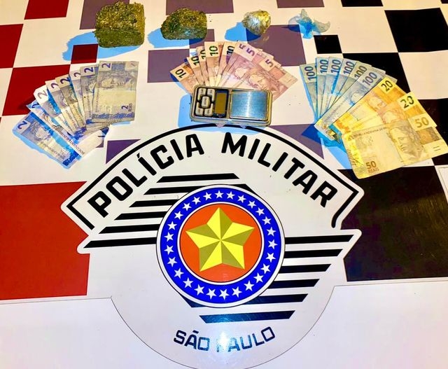Força Tática de Andradina prende desocupado na Praça João Leite Vila Mineira por tráfico de drogas