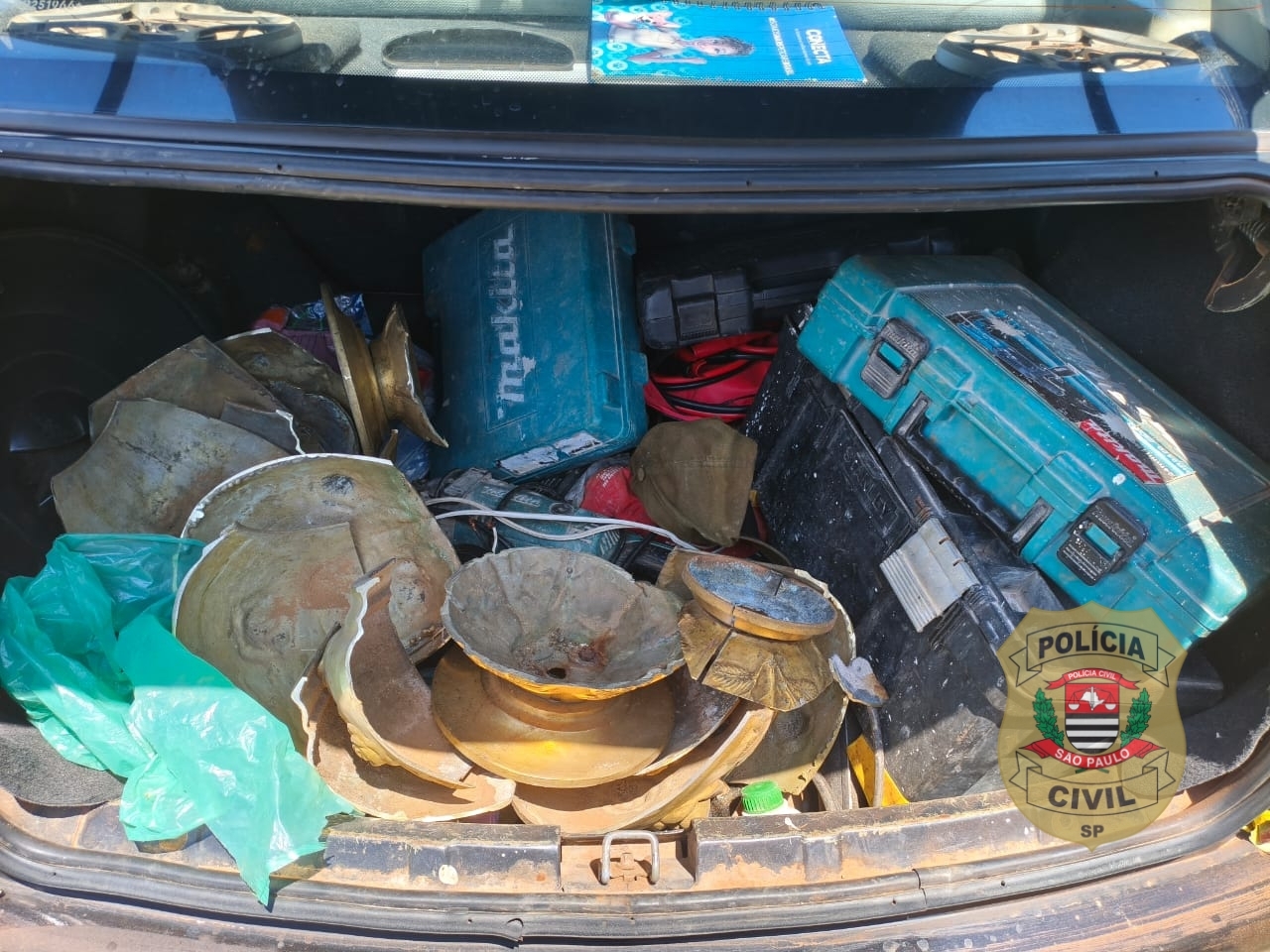 POLÍCIA CIVIL INTERCEPTA VEÍCULO COM MAIS DE 38 KG DE PEÇAS DE BRONZE FURTADAS E PRENDE DOIS SUSPEITOS EM JUNQUEIRÓPOLIS