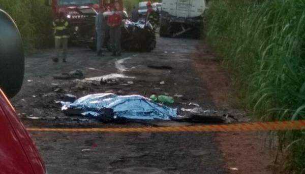 Cinco pessoas da mesma família morrem em colisão de carro com carreta em Itapura