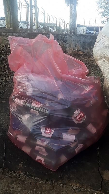 Garrafas de cerveja são abandonadas após noitada na terra do rei do gado