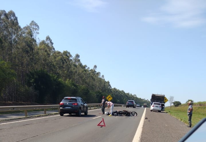 Motoqueiro morre após bater na traseira de caminhão na Marechal Rondon em Araçatuba