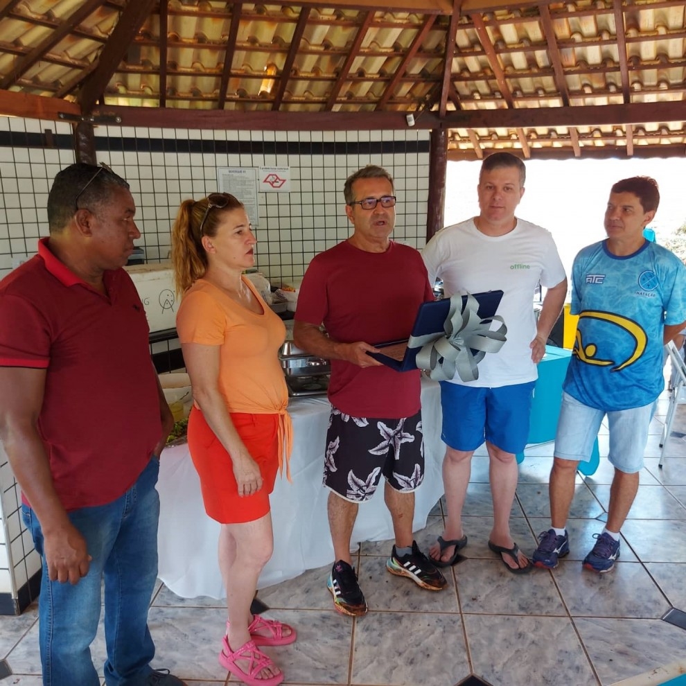 Presidente da Câmara de Andradina, Guto Marão entrega placa em homenagem a Ricardo Prado