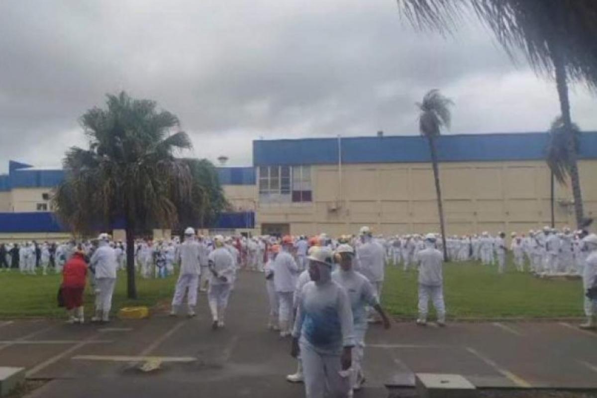 Vazamento de amônia causa tensão e evacuação em frigorífico de Andradina