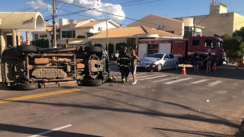 Em Andradina na avenida Guanabara motorista provoca acidente a caminho de casamento
