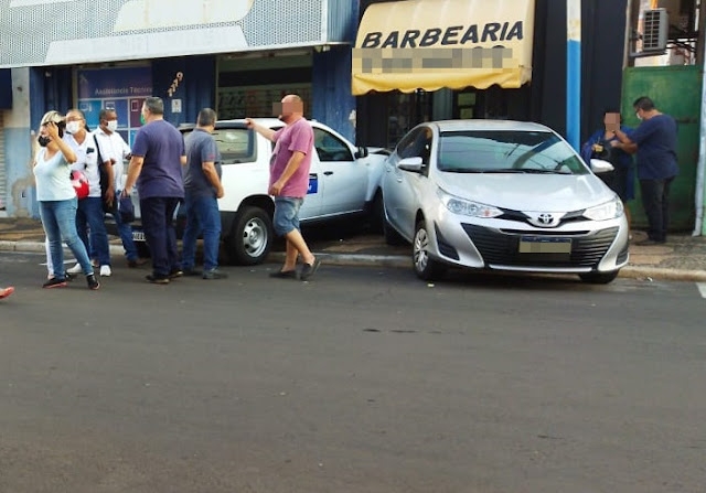 Condutor perde o controle da direção, colide em dois veículos e invade calçada no centro de Guararapes
