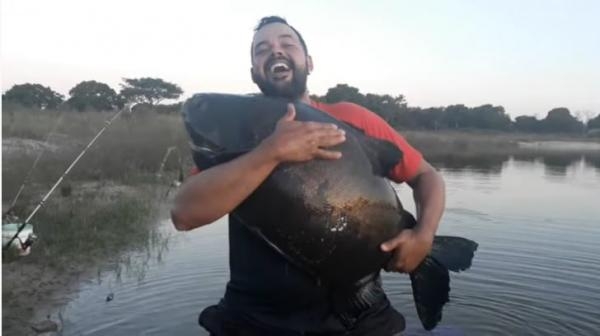 Morador de Três Lagoas pesca 'peixão' de 22 quilos