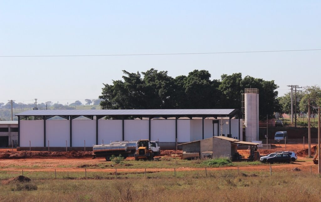 Na Terra do Rei do Gado obras do laticínio da Coapar entra na fase final