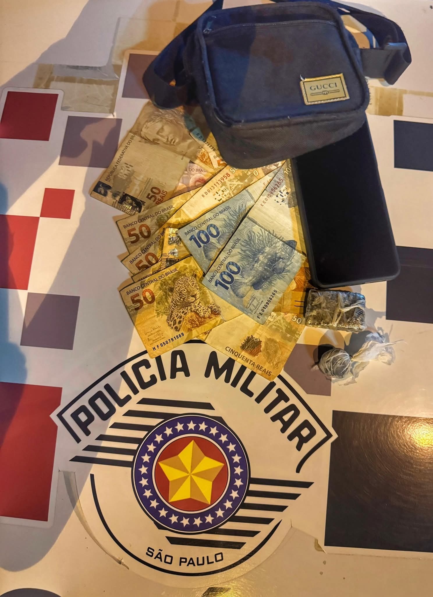 Polícia Militar de Sud Mennucci prendeu jovem por tráfico em frente à praça central