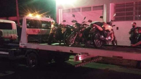 Blitz das Polícias Municipal e Militar na Praça Raul Cardoso resultam em apreensão de motos e aplicação de multas de trânsito em Birigui