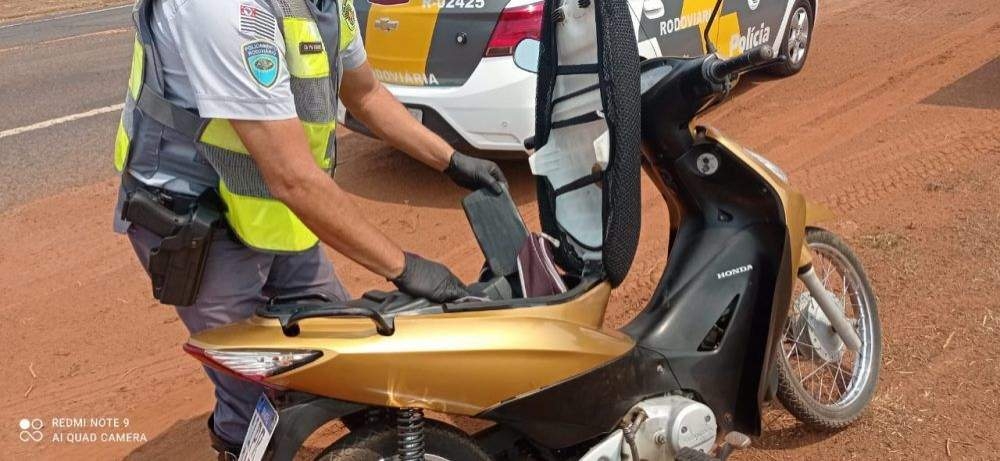 Vendedor é preso pela Polícia Rodoviária na rodovia SP 595 em Castilho quando iria entregar 4 quilos de cocaína