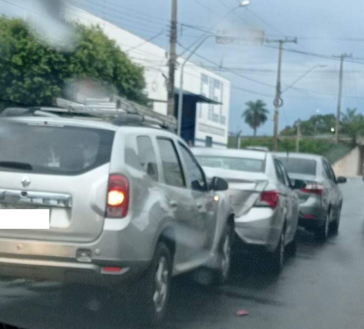 Engavetamento com 03 veículos congestiona entrada no Jardim Santa Cecília em Andradina