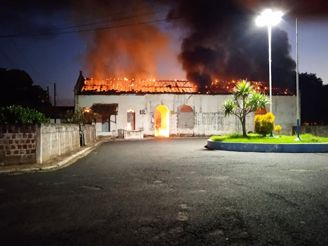 Incêndio destrói prédio da antiga estação ferroviária em Guararapes