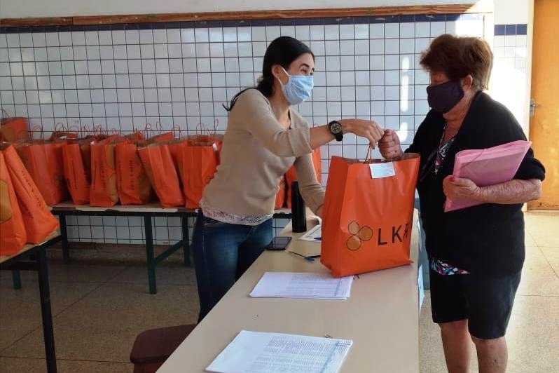 Prefeitura de Penápolis entrega dos kits de alimento para alunos do Ensino Fundamental
