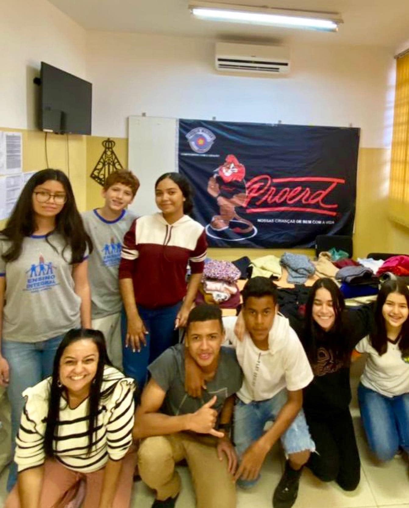 POLÍCIA MILITAR, EM PARCERIA COM ESCOLA, REALIZA CAMPANHA DE ARRECADAÇÃO DE ROUPAS DE FRIO EM CASTILHO