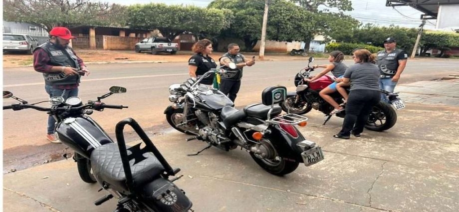 Insanos e Lokas Moto Clube entregam leite e brinquedos no Projeto Candeias em Três Lagoas