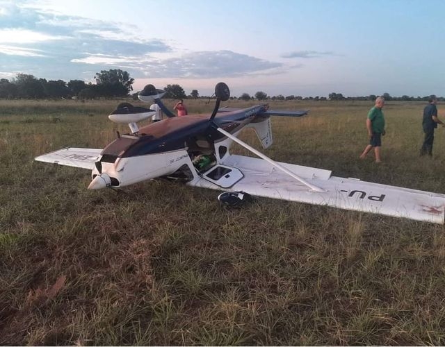 AVIÃO DE PEQUENO PORTE CAI NO AEROPORTO DE TRES LAGOAS  E FICA COM TREM DE POUSO PARA CIMA