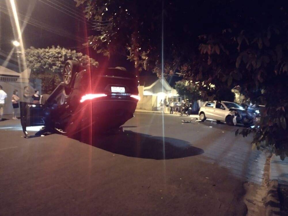Carro capota após colisão no centro de Andradina