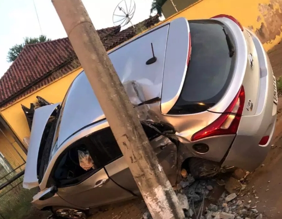 Carro fica destruído após bater em poste e muro de residência em Três Lagoas