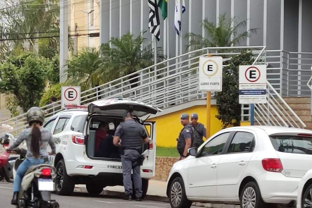 Internauta cede fotos da prisão em flagrante em ação no Banco do Brasil de Andradina
