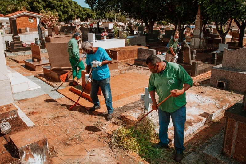 Novo Governo de Andradina faz limpeza emergencial do cemitério