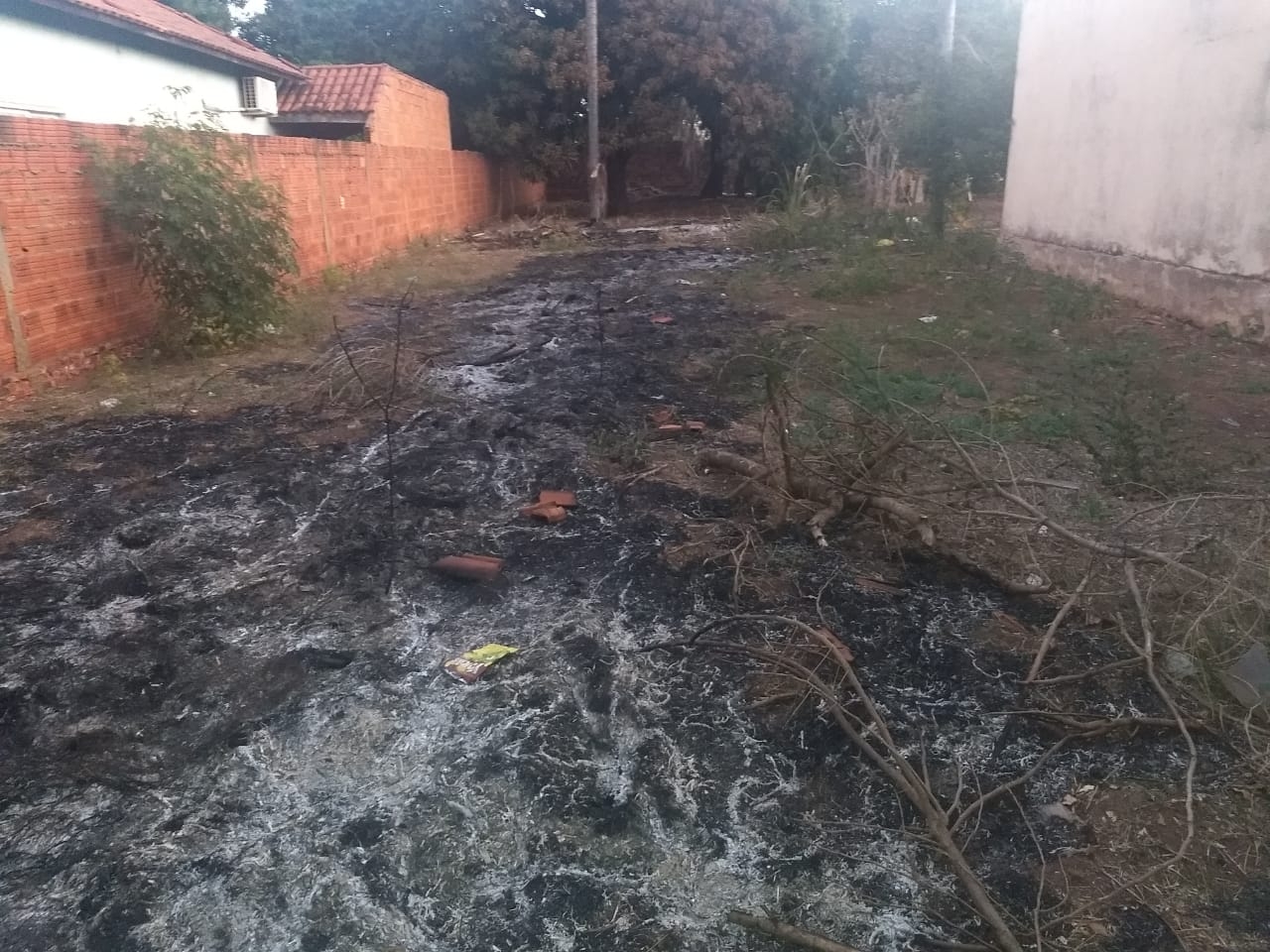 Polícia Militar Ambiental de Três Lagoas autua infrator por incendiar resíduos em terreno baldio, perturbando à vizinhança pela fumaça