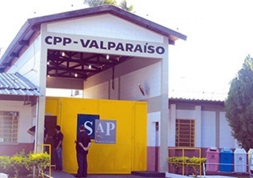 Agentes do Centro de Progressão Penitenciária de Valparaíso apreendem 400 gramas de pasta base, 330 gramas de maconha, 2 celulares e 3 carregadores com motorista de entrega