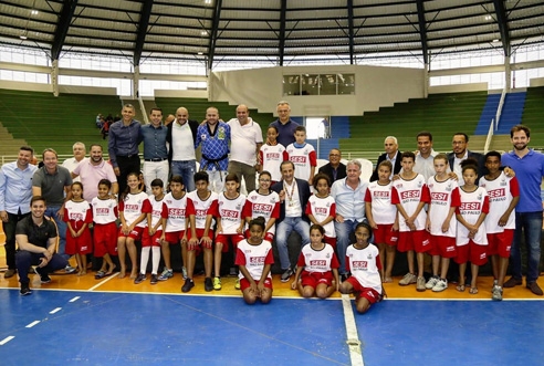 Em Andradina a Prefeita VIAJANTE, mas de CARONA !!!