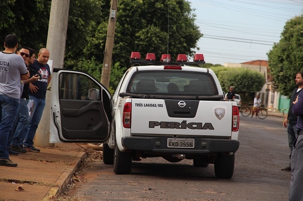 Em Andradina pais revoltados fizeram uma reunião para saber onde esta os materiais que a Secretaria deveria fornecer e Tamiko e secretários fazem turismo