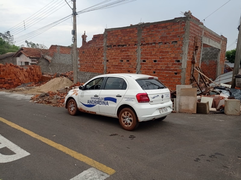 Equipes do Governo de Andradina trabalham para limpar destruição de temporal