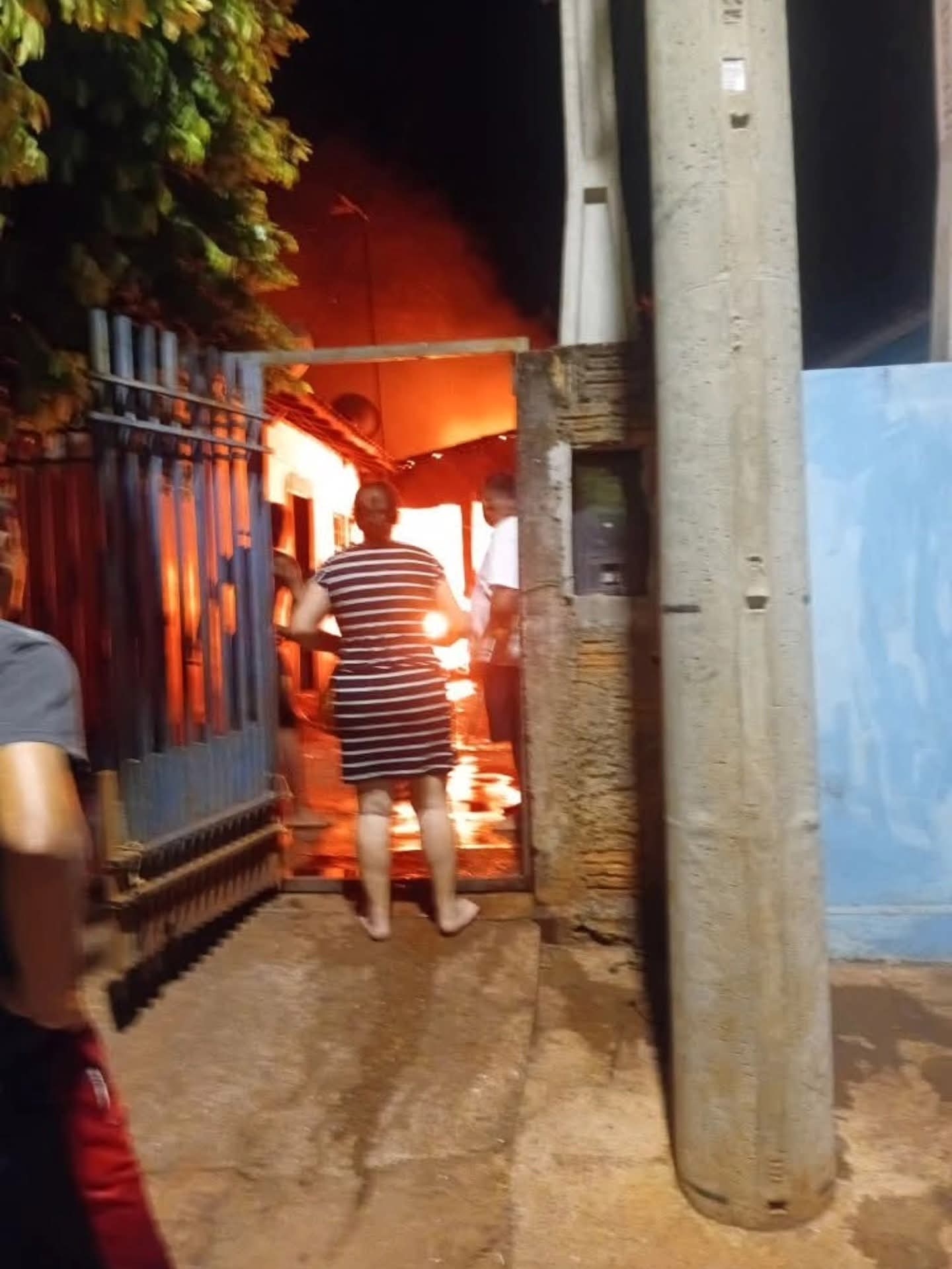 Incêndio destrói residência de família no bairro Leão I em Castilho