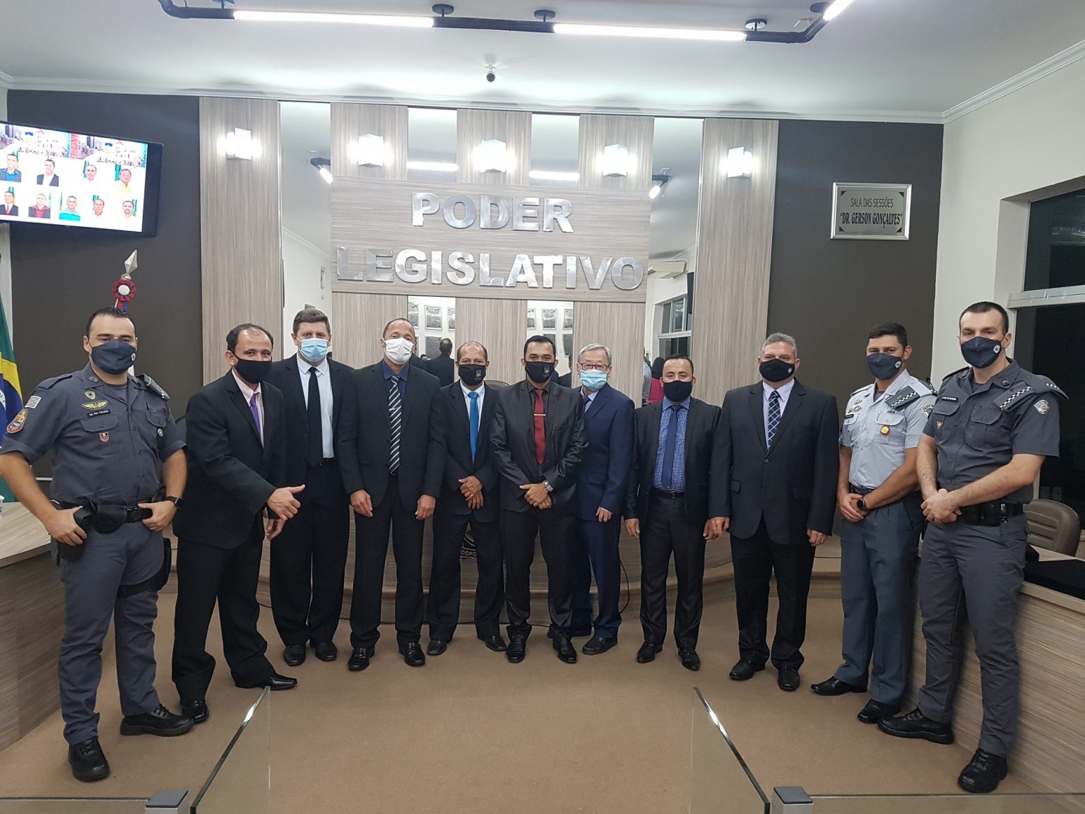 Câmara de Mirandópolis presta homenagem de honra ao mérito a delegado e policiais militares