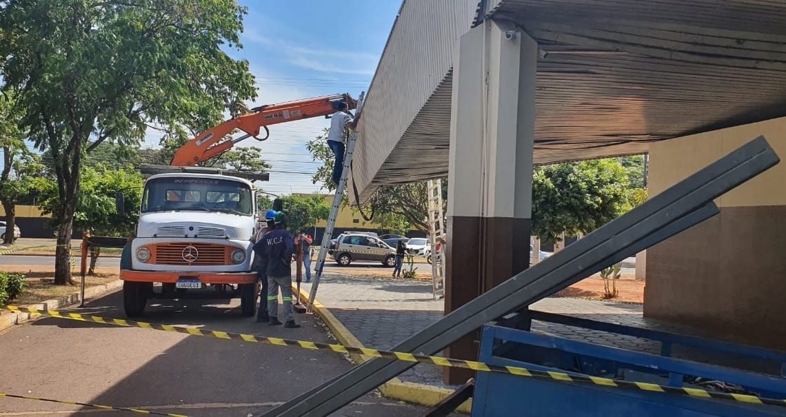 Parte do teto da estação rodoviária cede em Três Lagoas