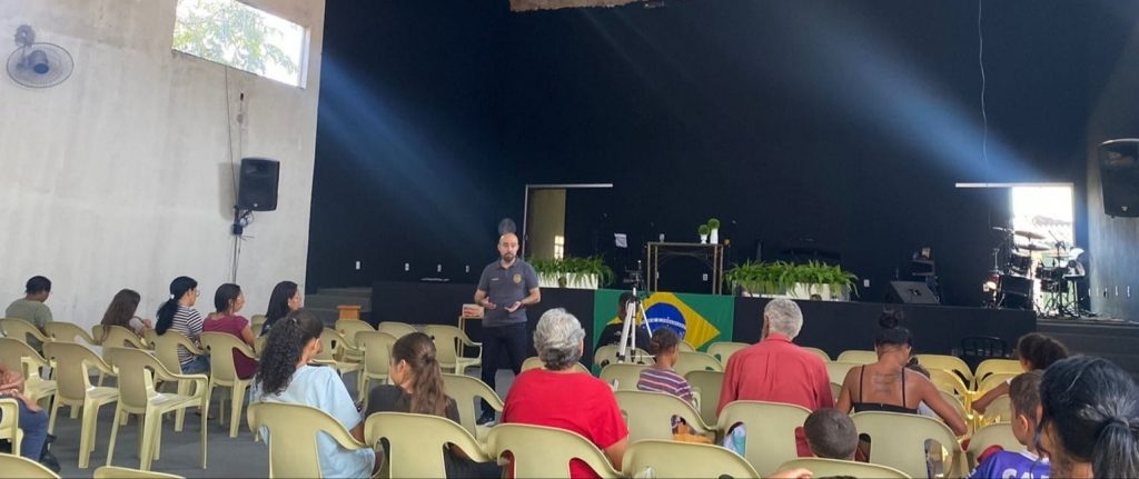 Delegado de Selvíria realiza importante palestra sobre uso de drogas para famílias na Igreja Batista