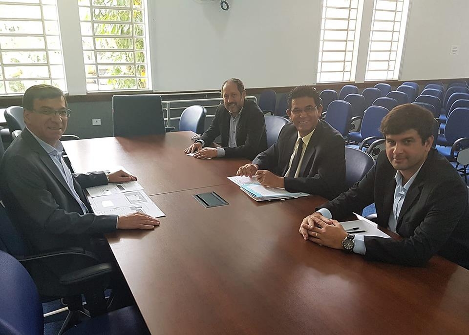 Poste cai e moradores ficam assustados na Vila São João em Andradina