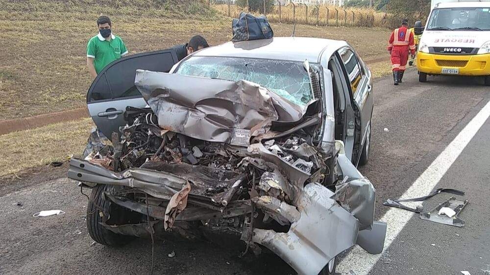 Jovem morre ao bater carro em carreta canavieira na Marechal Rondon em Birigui