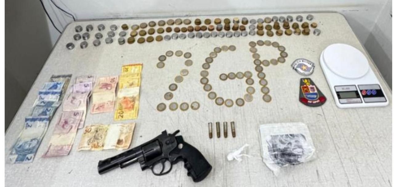 Polícia Militar de Sud Mennucci prende homem por tráfico de drogas e arma falsa
