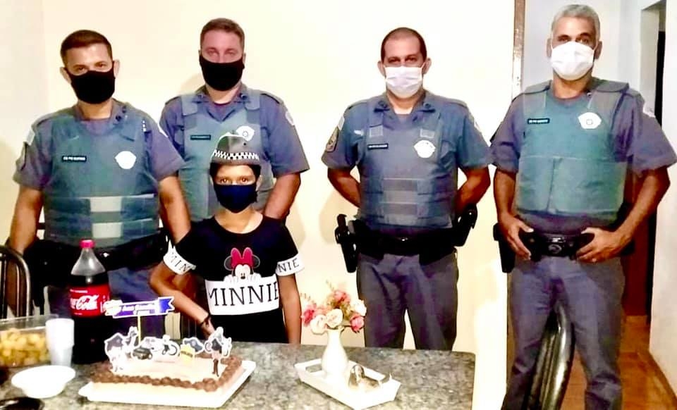 NA TERRA DO REI DO GADO Fã da polícia militar tem aniversário especial !!!