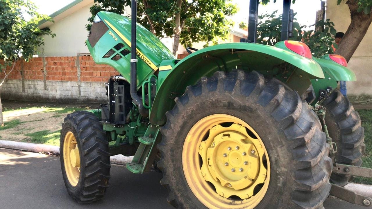 Polícia Militar de Sud Mennucci recuperou no distrito Bandeirantes D’Oeste trator furtado em Araçatuba