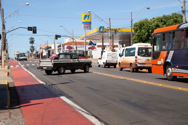 Na Terra do Rei do Gado vândalos destroem tachões da ciclofaixa da avenida Guanabara