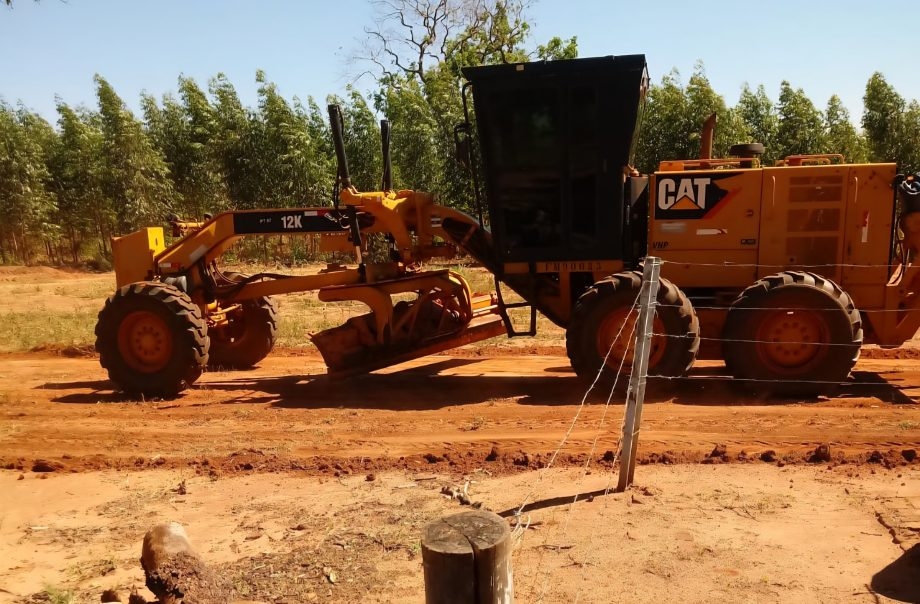 Prefeitura de Três Lagoas realiza serviços de patrolamento e roçada no Distrito de Garcias
