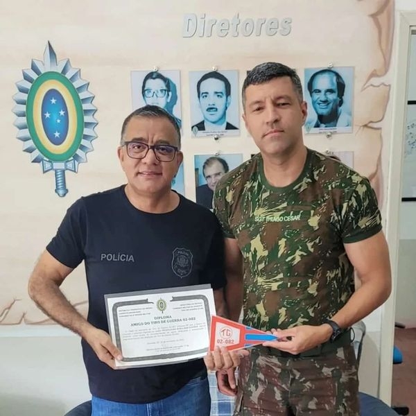 EM DRACENA POLICIAL CIVIL RECEBE HOMENAGEM DO TIRO DE GUERRA DE DRACENA AOS SERVIÇOS PRESTADOS A UNIDADE MILITAR