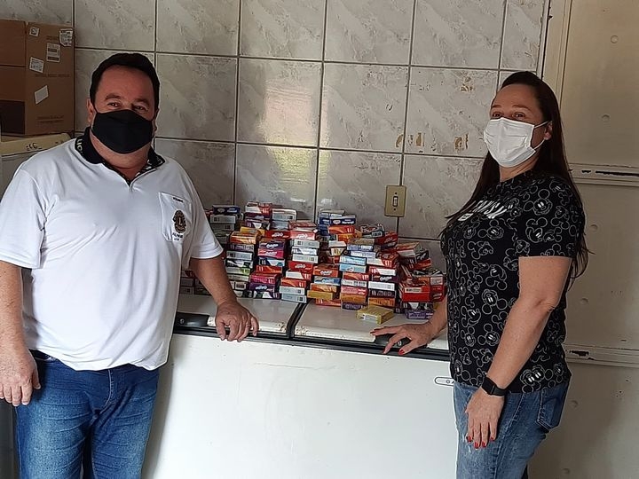 Lions Clube de Valparaíso doa 450 caixas de gelatina para Santa Casa