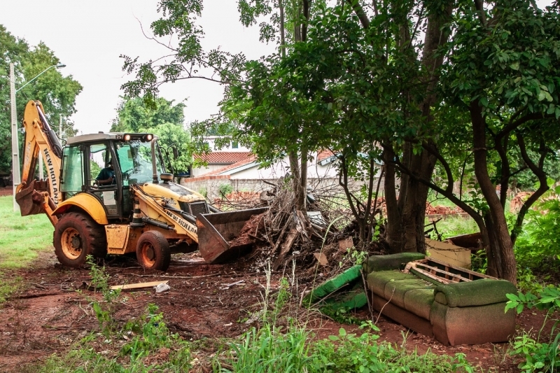 Prefeitura de Andradina faz limpeza na Praça Zé Estevão