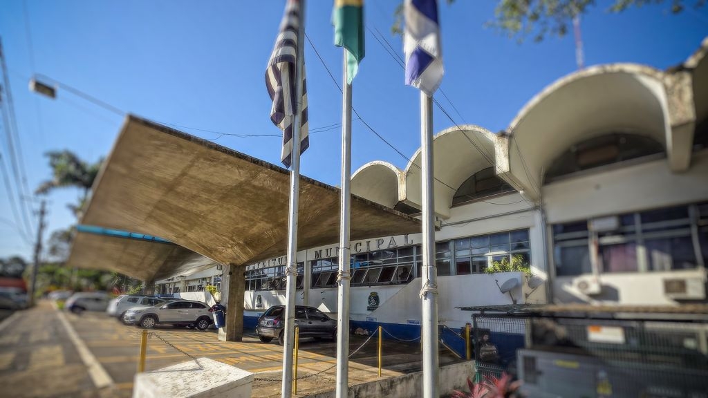 Prefeitura de Araçatuba notifica empresa terceirizada por atraso no pagamento de salários