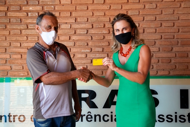 Primeira-dama de Andradina Juçara Lopes entrega cartão alimentação para idoso sem renda