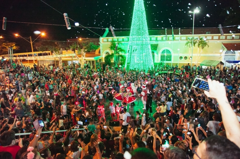 Chegada de Papai Noel atrai milhares de pessoas ao Centro Cultural de Andradina