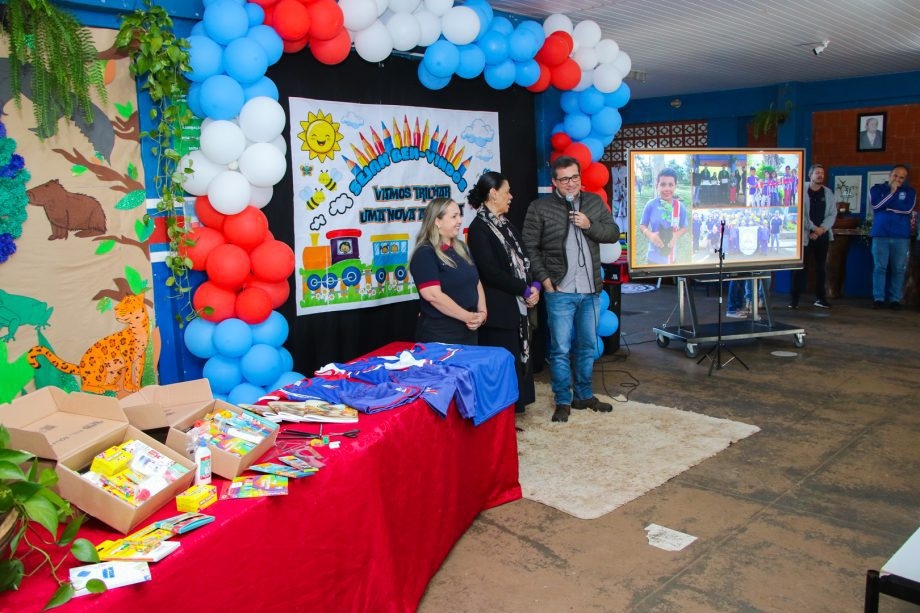 Prefeito de Três Lagoas realiza entregas de uniforme e kit escolares na Escola do Campo Antônio Camargo