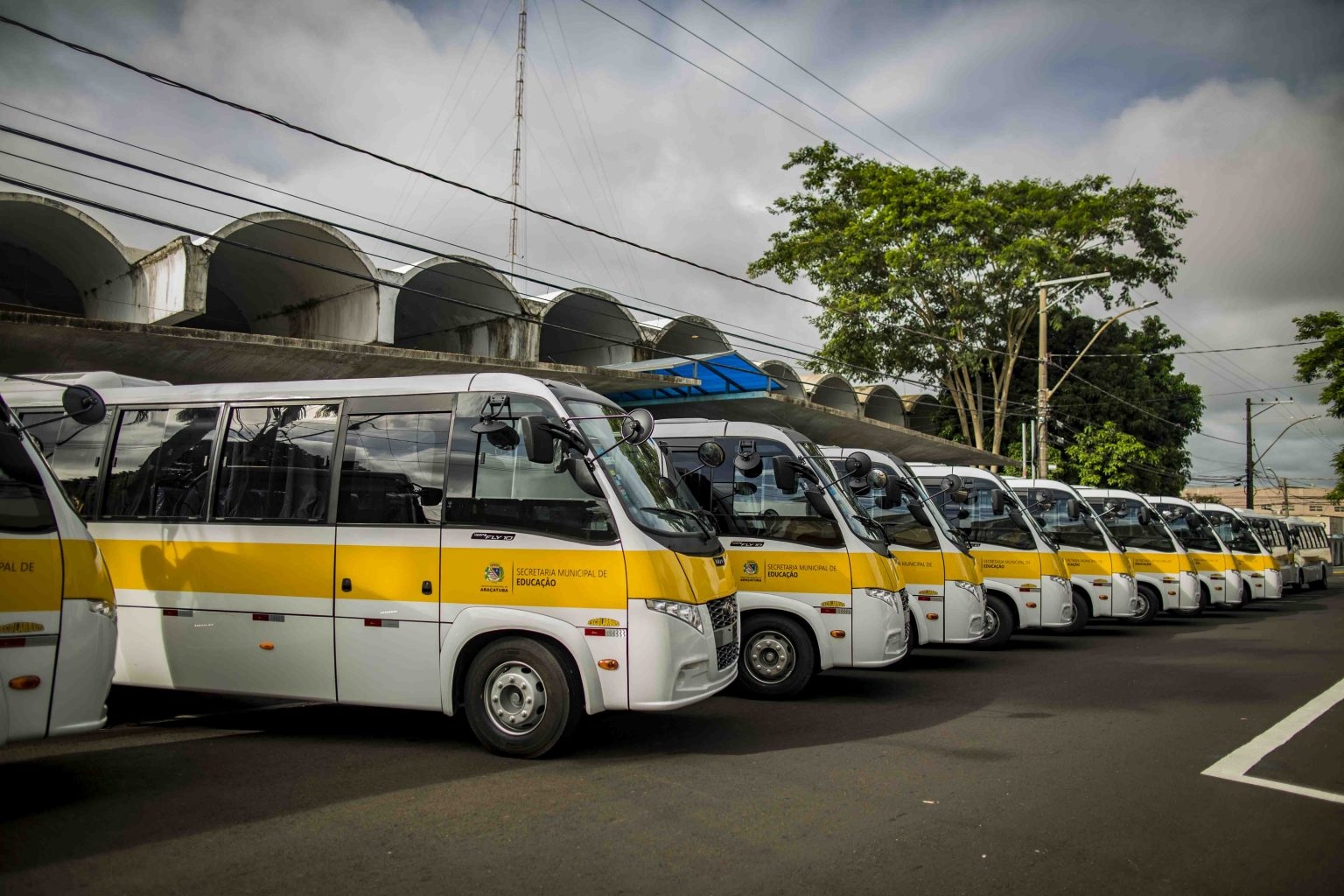 Prefeitura de Araçatuba entrega 12 ônibus adaptados à Educação