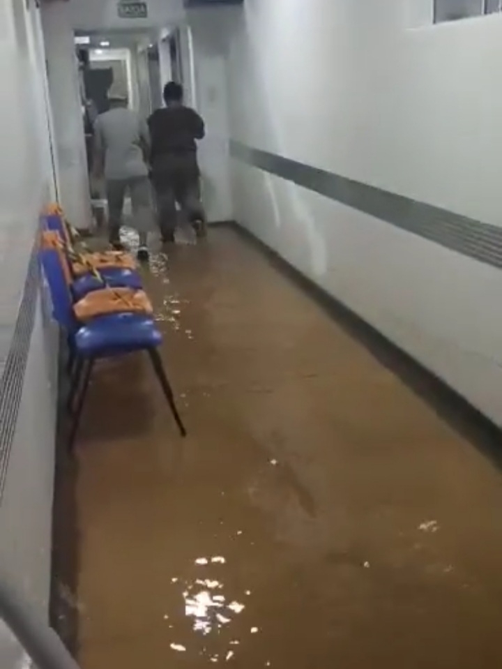 Chuva alaga corredores na Santa Casa de Birigui