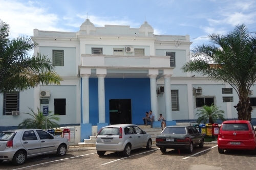 Desfile do aniversário de Araçatuba com empresas e universidades conta história da cidade; depois, premiação e shows